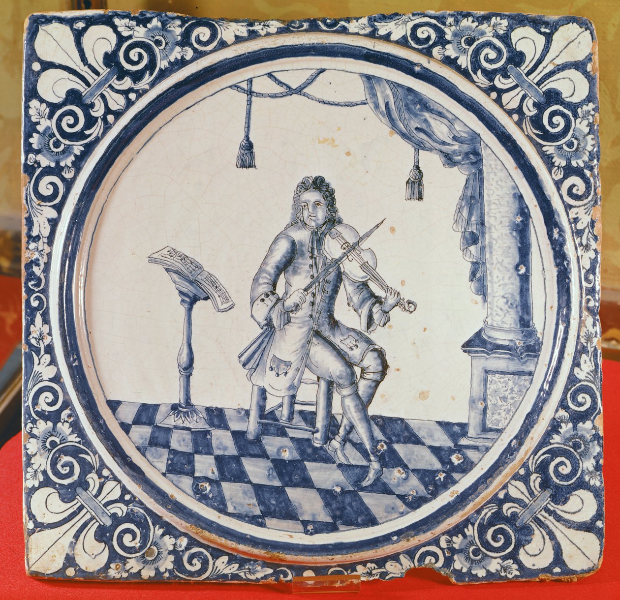 Tegel met afbeelding van een violist, uit Rouen, 1706 door French School