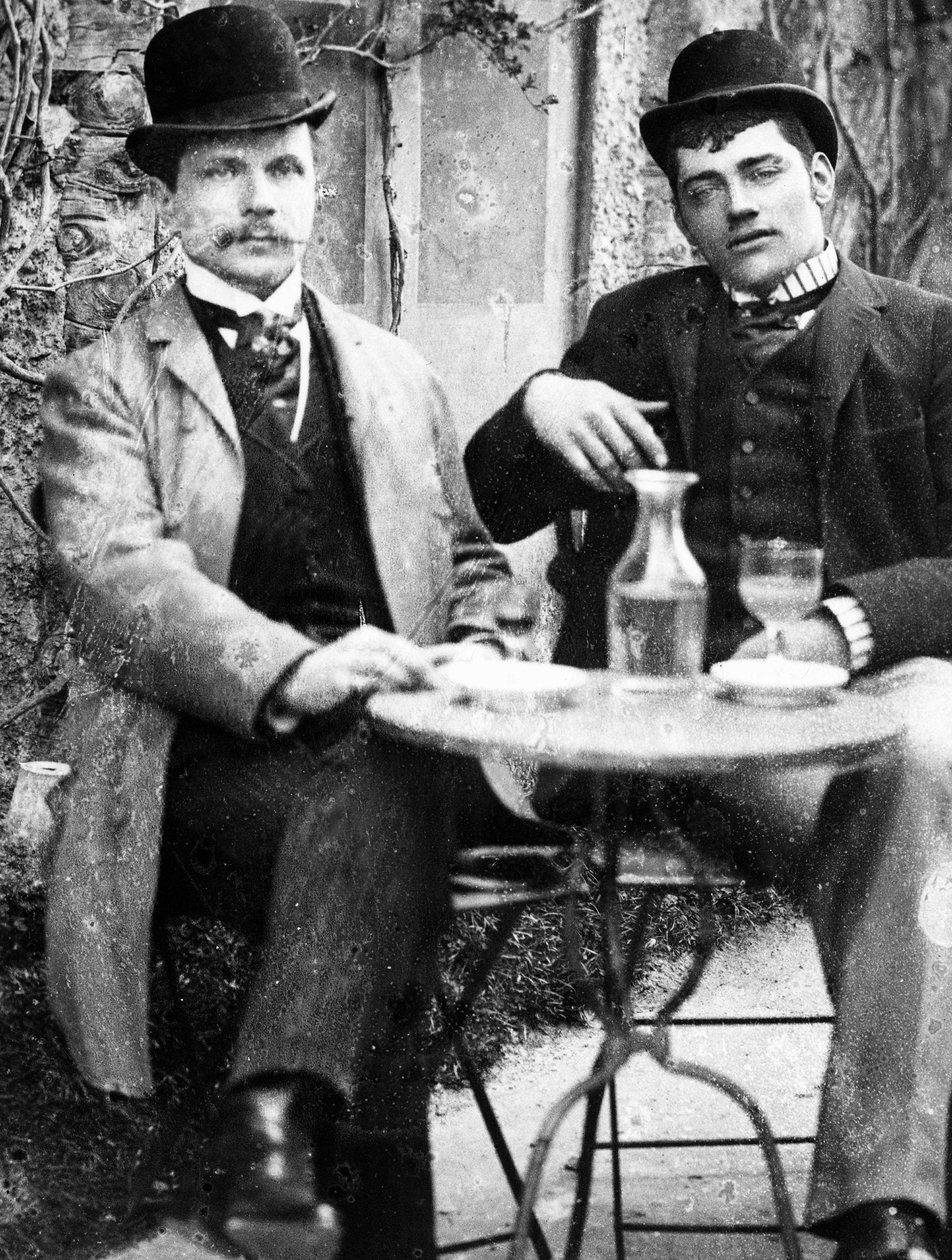 Een kasteelheer (Ducos) en zijn koetsier zittend op het terras van een café en absint drinkend - foto, circa 1890 door French Photographer
