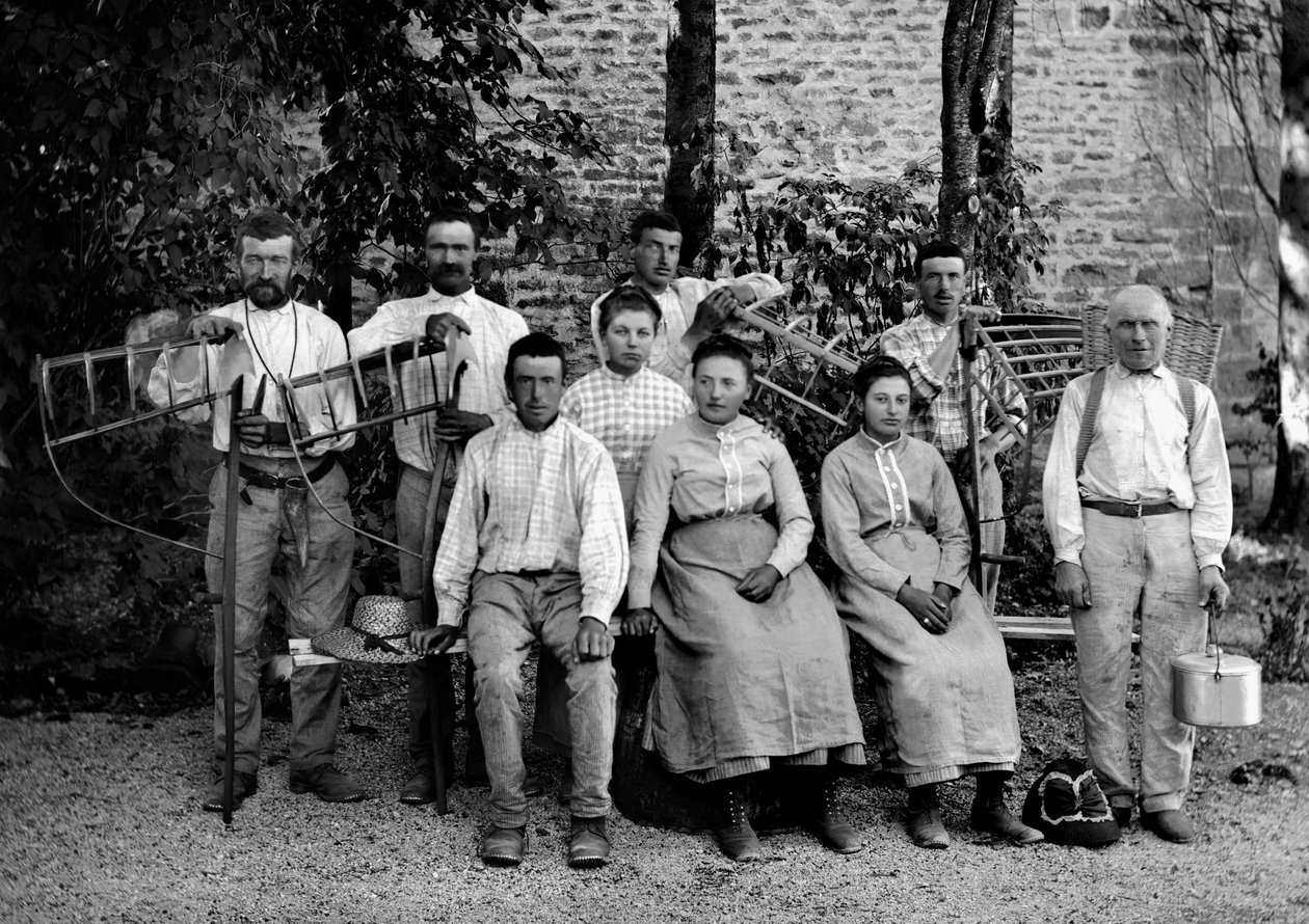 Landarbeiders en hun gereedschap, circa 1890 door French Photographer