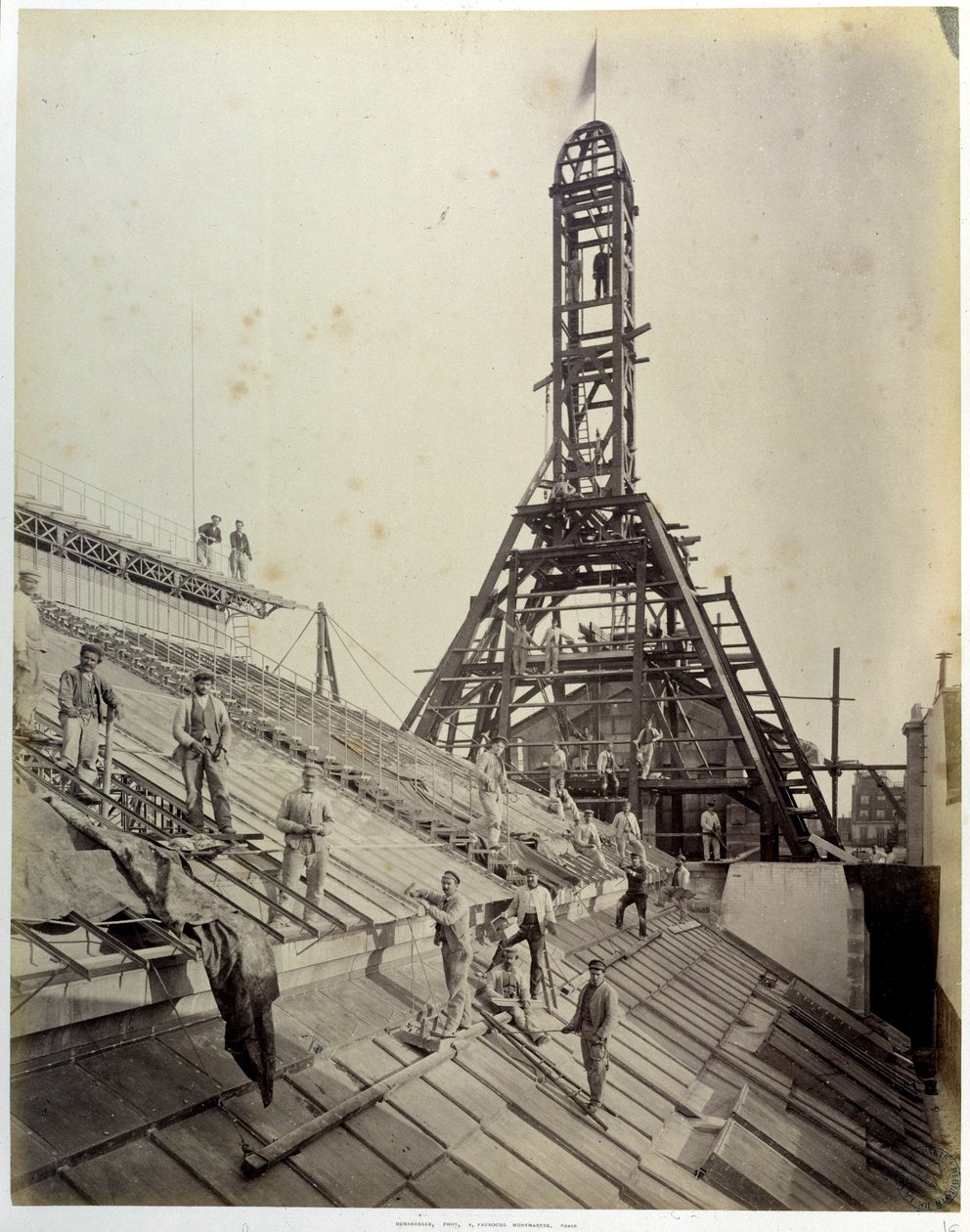 Bouw van de nationale discontobank van Parijs (of CNEP: een van de vier banken opgericht door BNP Paribas): arbeiders op glas en steigers (mei 1881). Parijs, Bhvp door French Photographer