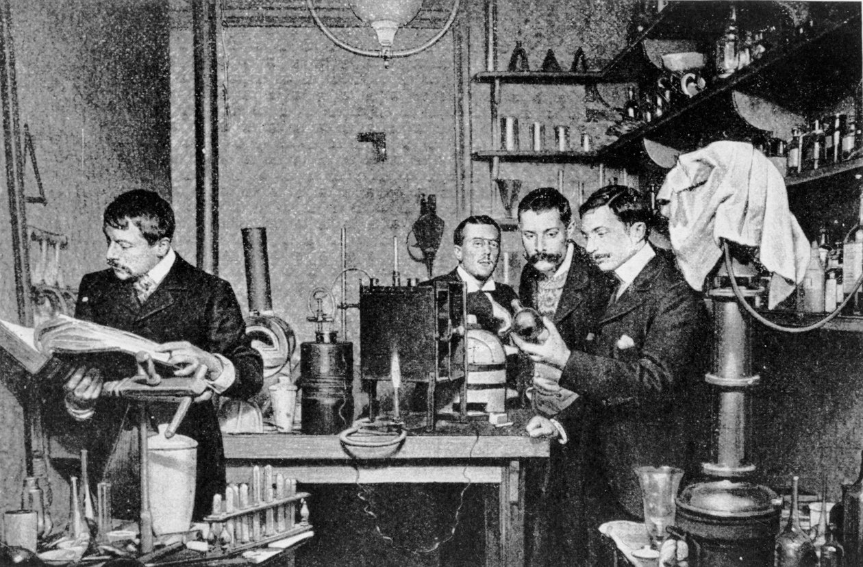 Directeuren van de Vereniging voor Alchemie en Astrologie van Frankrijk in hun laboratorium, 1903 door French Photographer