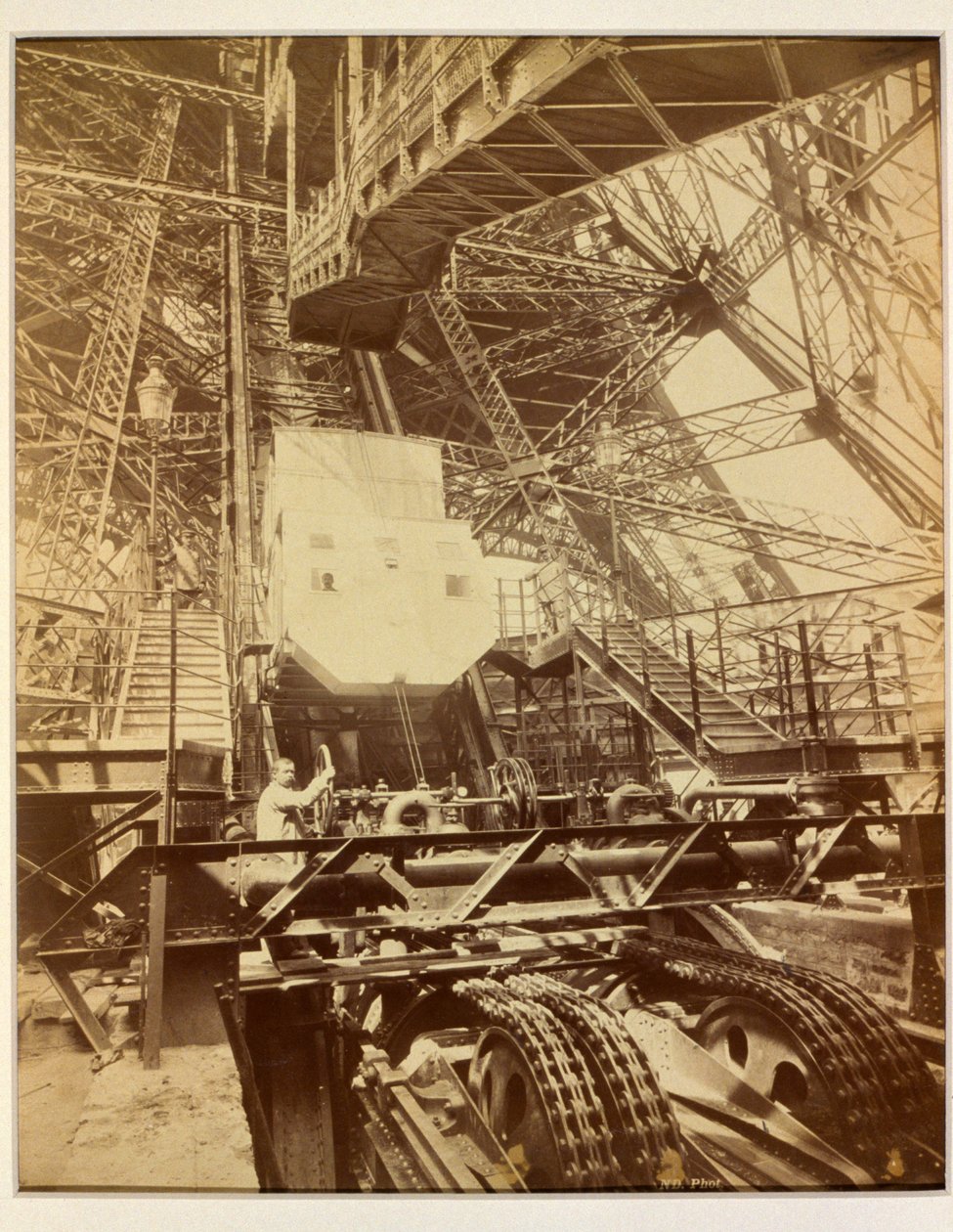 Apparatuur om het liftsysteem van de Eiffeltoren te bedienen, ca. 1888 door French Photographer
