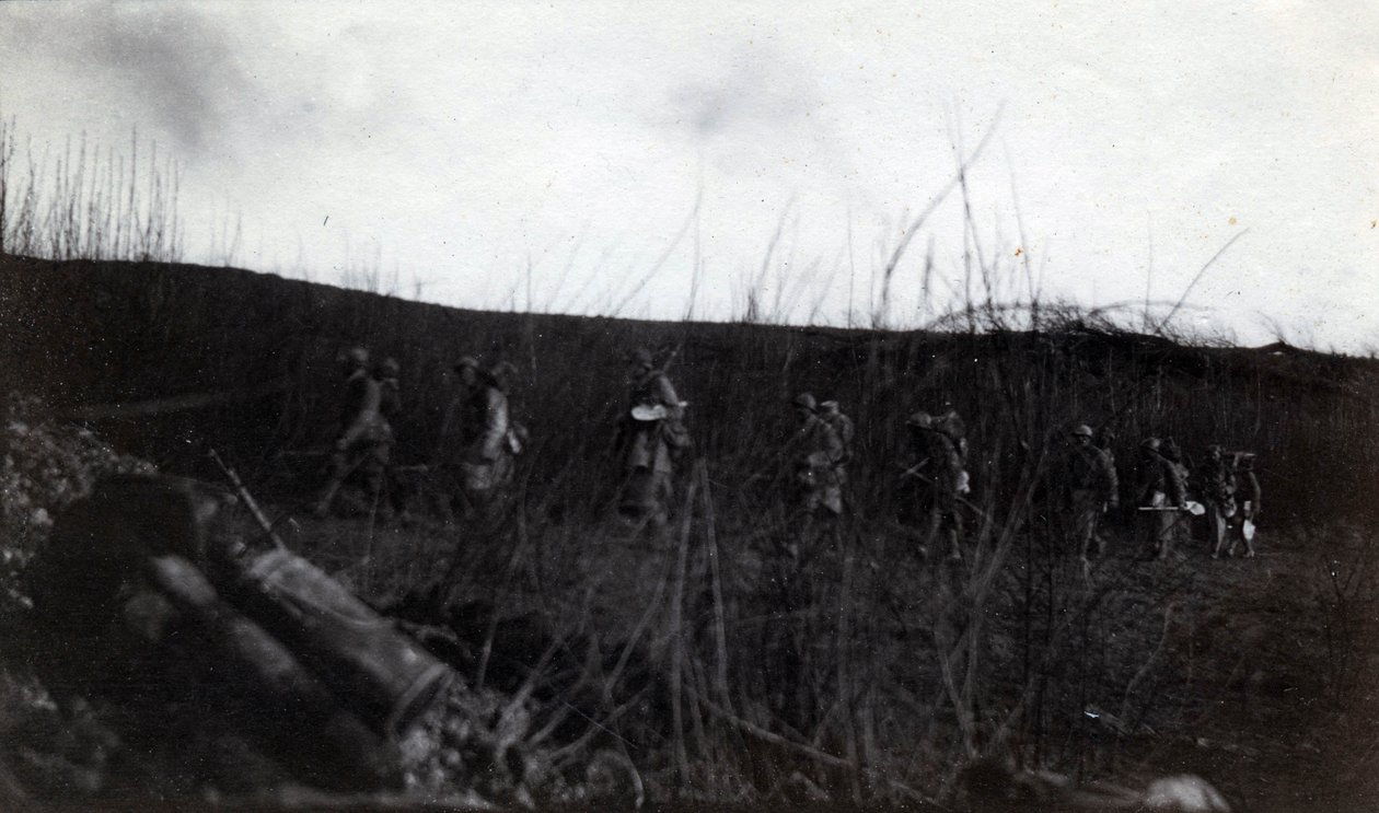 Eerste Wereldoorlog (1914-1918): een groep soldaten marcherend op Rocour (Saint Quentin) (Aisne) door French Photographer
