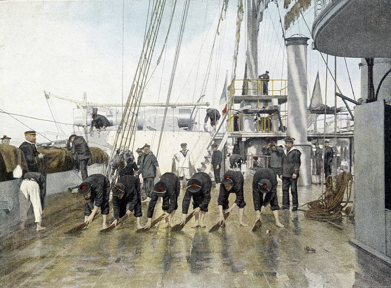 Franse marine, eind 19e eeuw: Schoonmaak van het dek door French Photographer