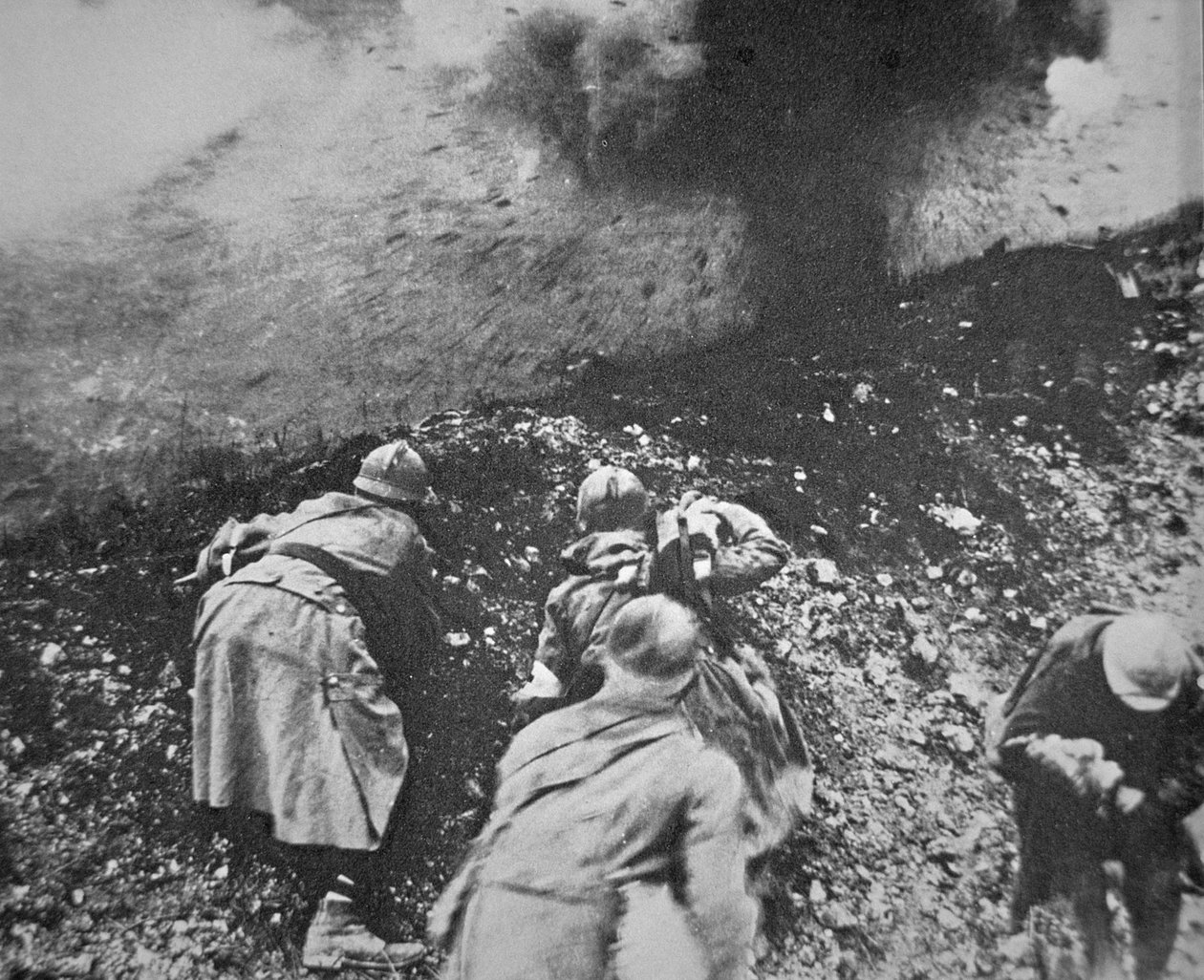 Franse infanterie onder vuur van Duitse artillerie tijdens de Slag om Verdun door French Photographer