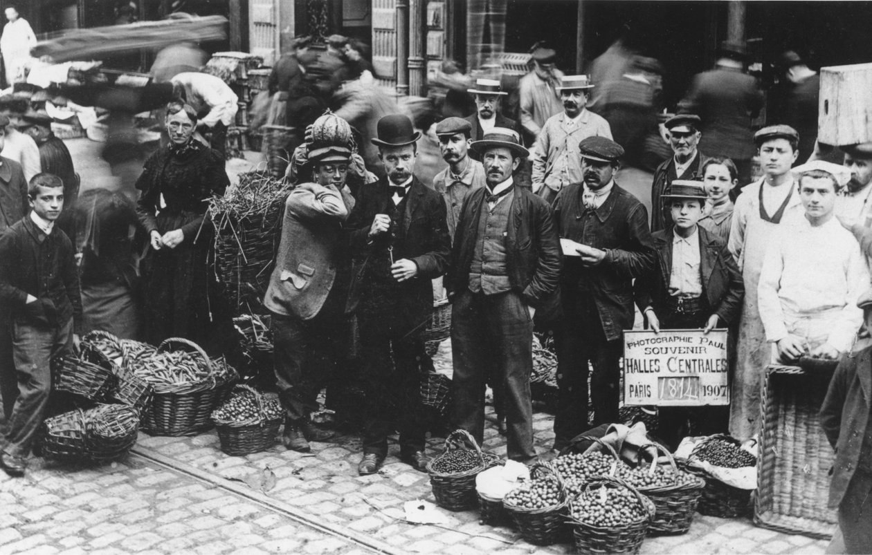Tuinmannen van de Les Halles markt, Parijs, 1907 door French Photographer