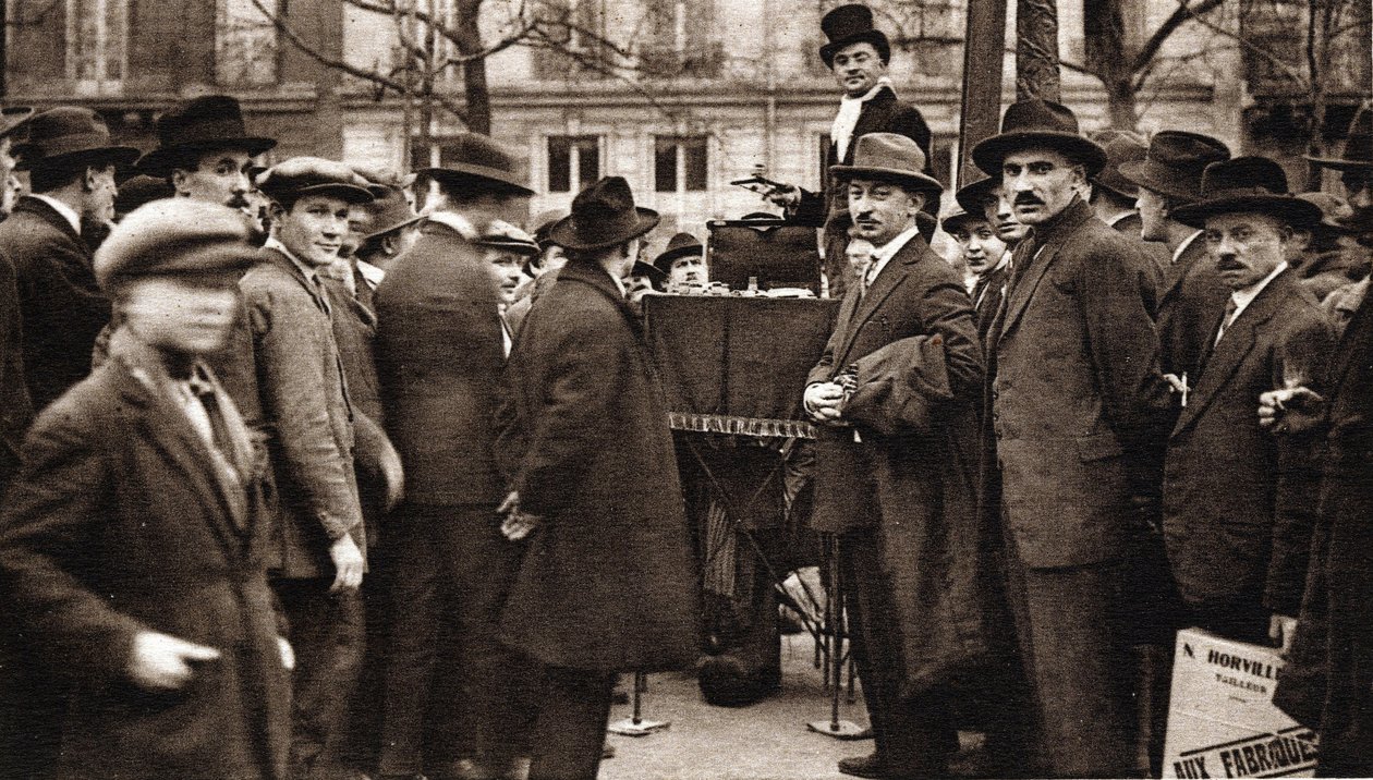 Les petits metiers de Paris: le camelot du boulevard. door French Photographer