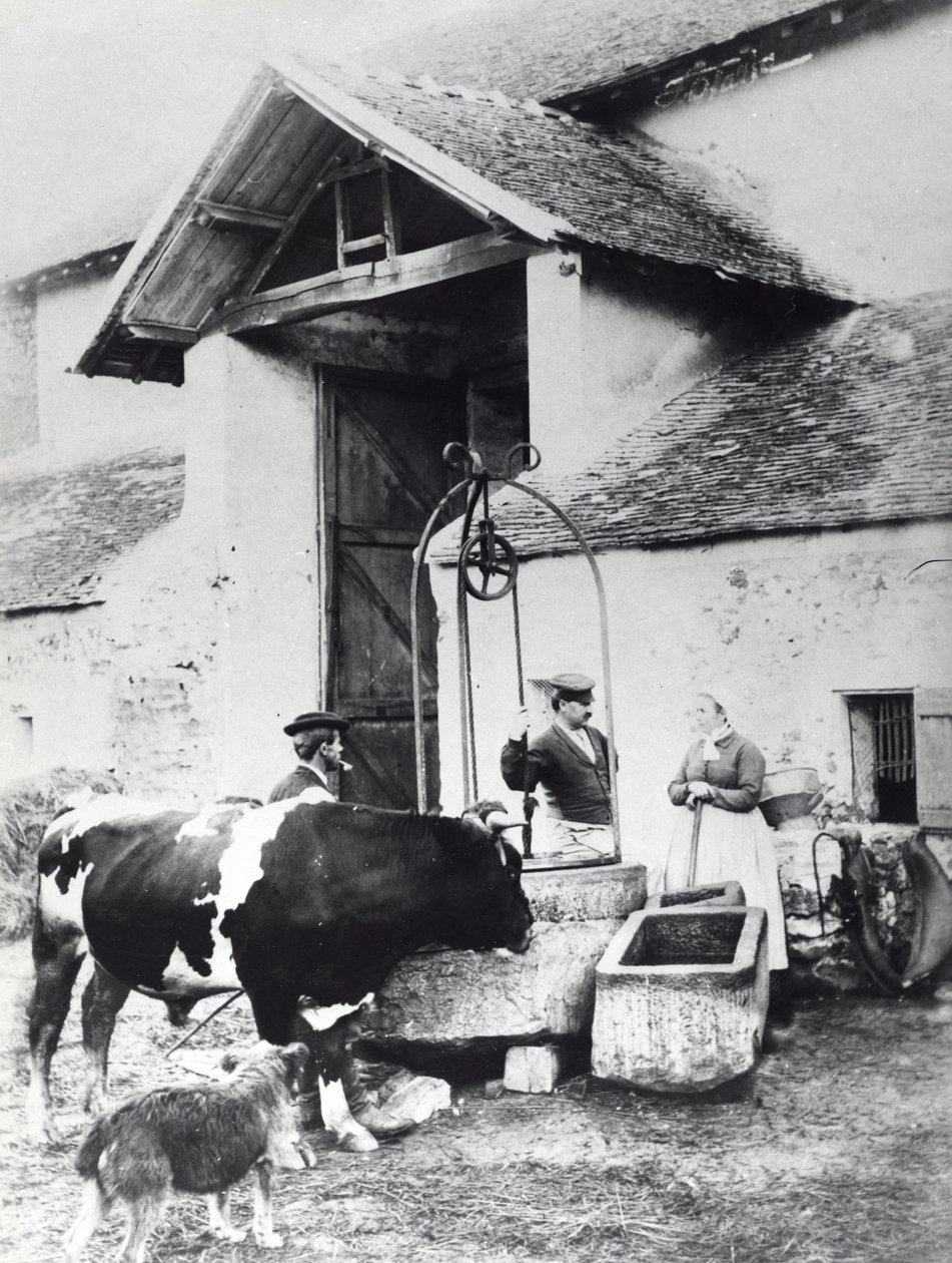 Boeren rond een put, op een boerenerf, ca. 1860-70 door French Photographer