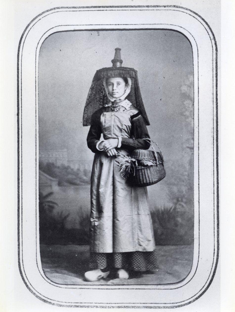 Fotovizierkaart met Franse regionale klederdracht, ca. 1860-70 door French Photographer