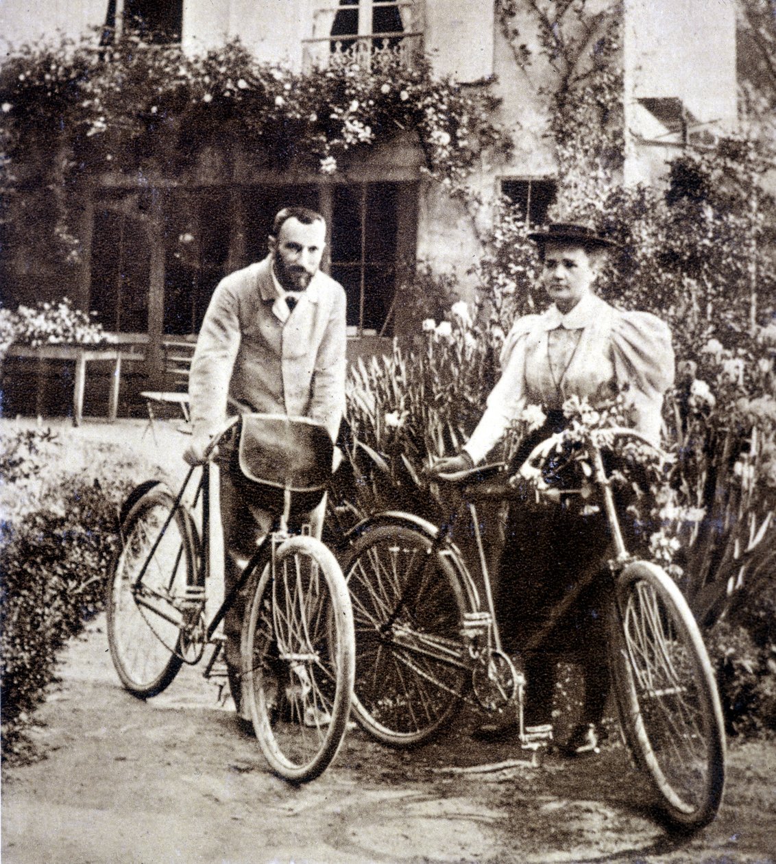 Pierre en Marie Curie in hun tuin 1895 door French Photographer