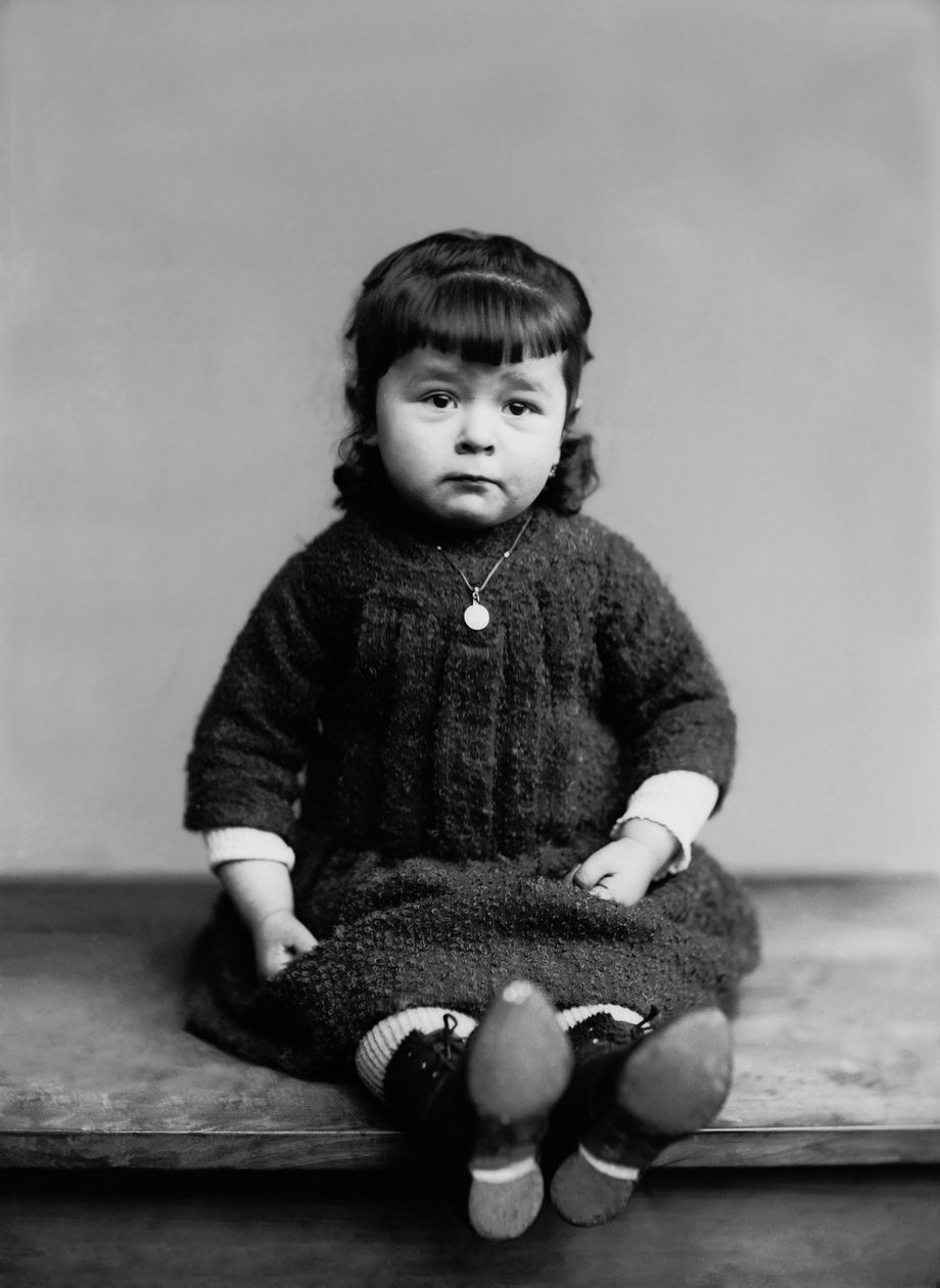 Portret van een klein meisje uit Bourmont in Haute Marne, met haar doopmedaille. Fotografie eind 19e eeuw. Ducos Collectie door French Photographer