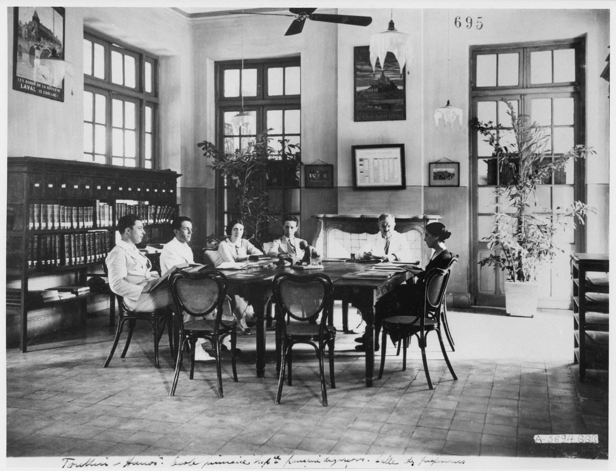 Lager school voor jongens in Hanoi, ca. 1920 door French Photographer