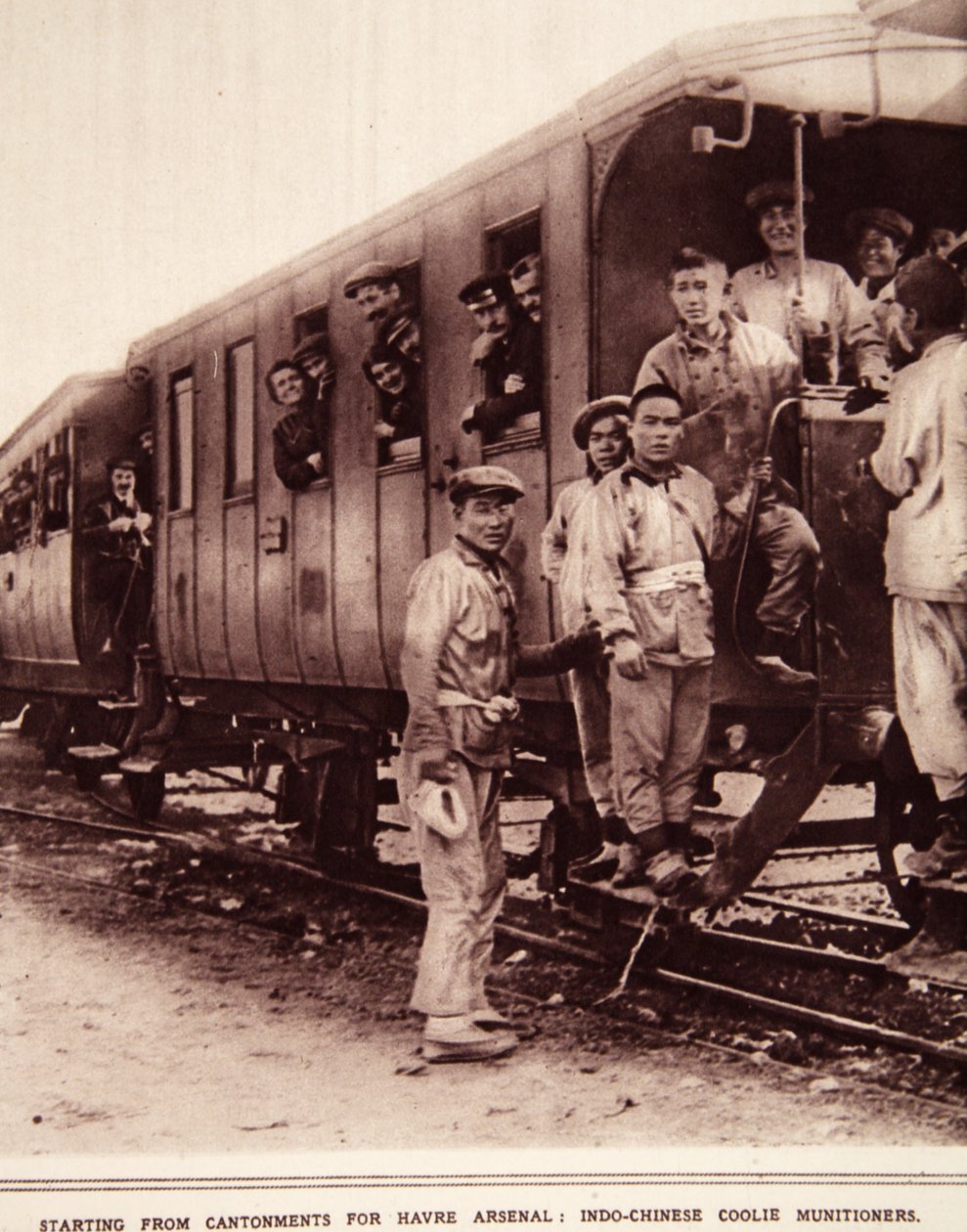 Vertrek vanuit kantonnementen naar Havre Arsenal: Indo-Chinese koelies als munitiewerkers door French Photographer