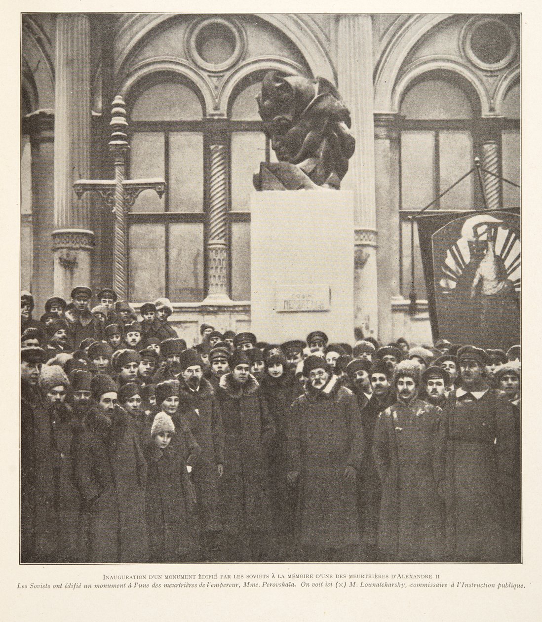 Onthulling van een monument opgericht door de Sovjets ter nagedachtenis aan één van de moordenaars van Alexander II, uit Histoire des Soviets, pub. 1922 (litho) door French Photographer