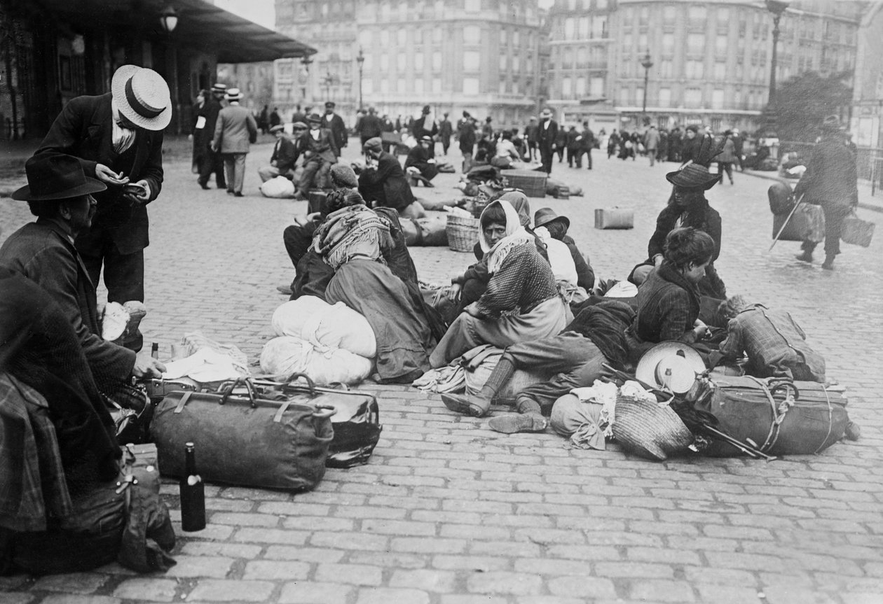 Oorlogsvluchtelingen, Gare de Lyon, Parijs, 1914 door French Photographer