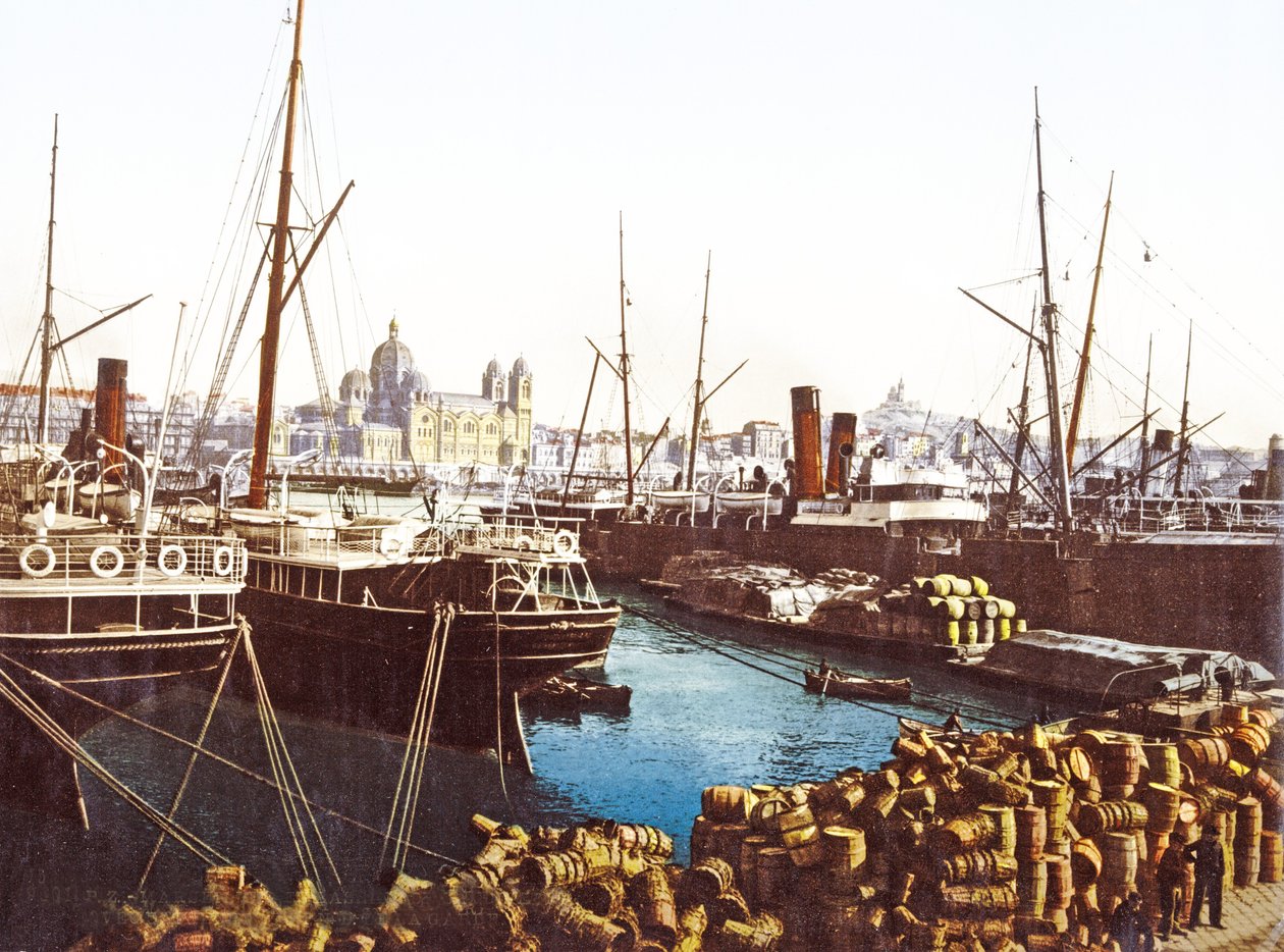 Wijnvaten en boten aan de kade in Marseille met de Kathedraal van Marseille op de achtergrond, gepubliceerd 1890-1900 door French Photographer