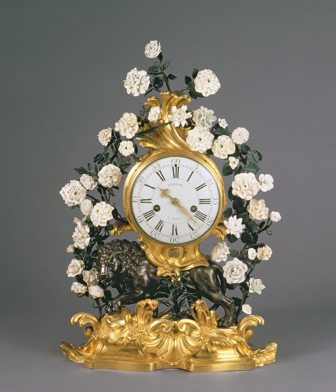Een Louis XV klok, Vincennes/Mennecy, c.1750 door French School