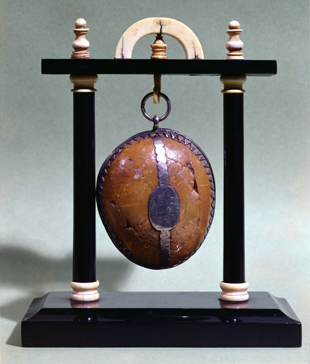 Een bezoar op een standaard, 1651 door French School
