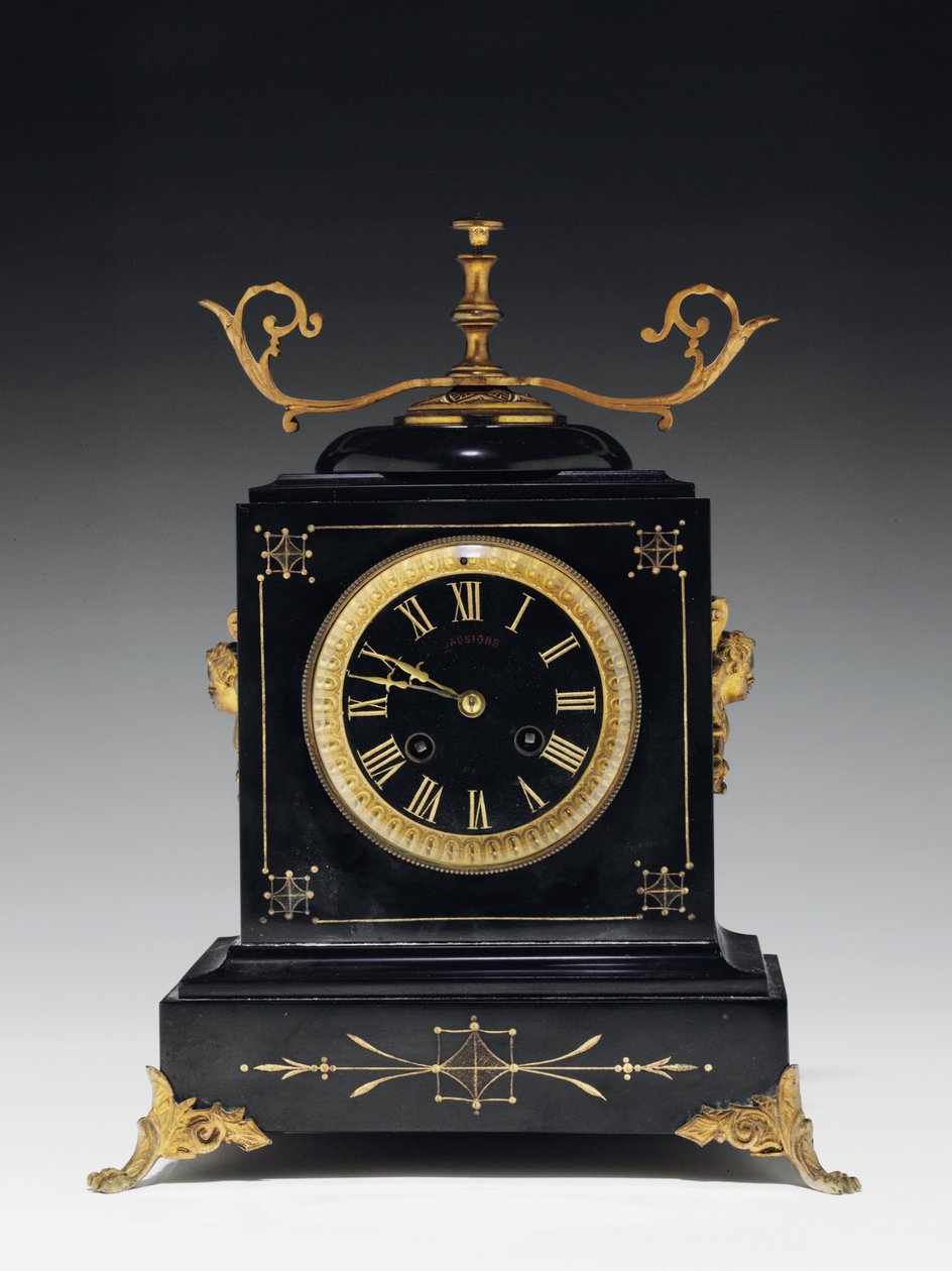 Een schoorsteenklok van zwart compositiesteen, met ingegraveerde decoratie, met poten, knoppen en beslag in verguld messing, door Jausions van Pau, Frankrijk, ca. 1876-78 door French School