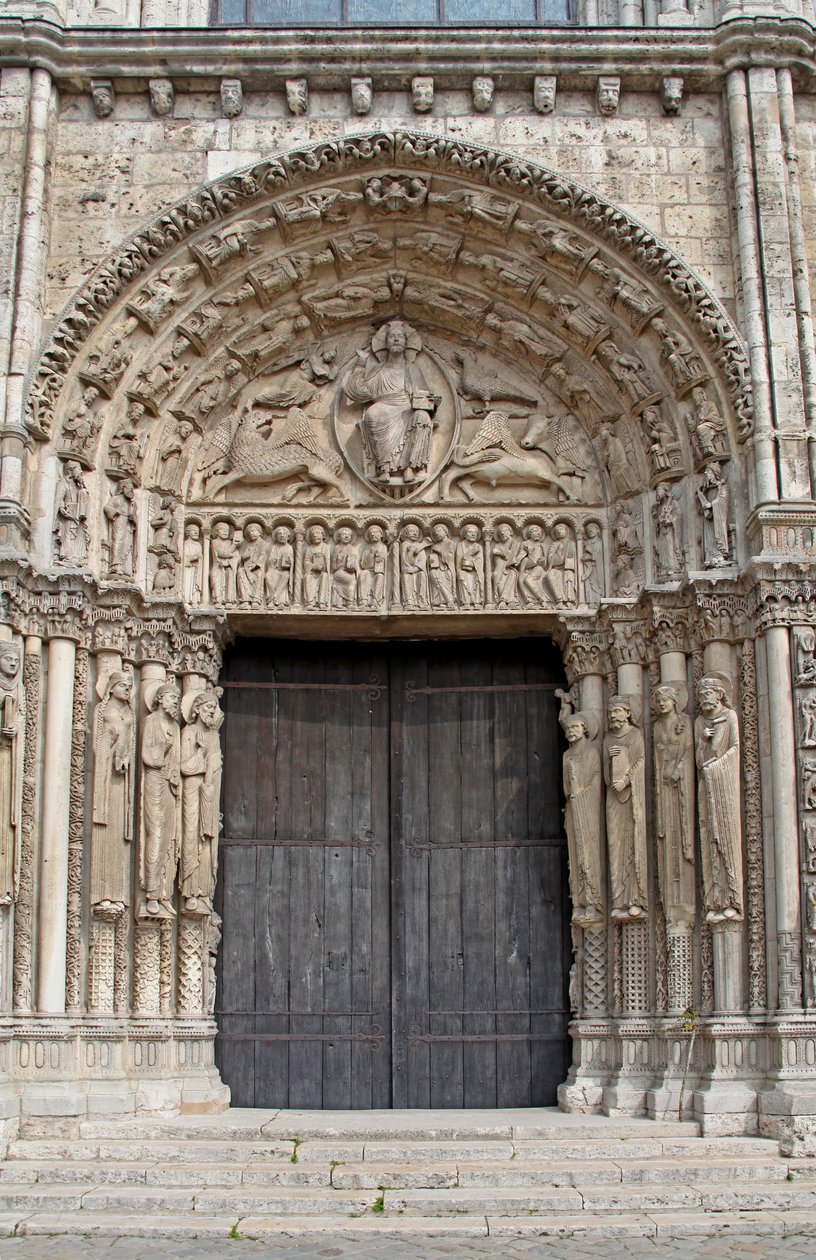 Een uitzicht op de centrale westelijke deur door French School