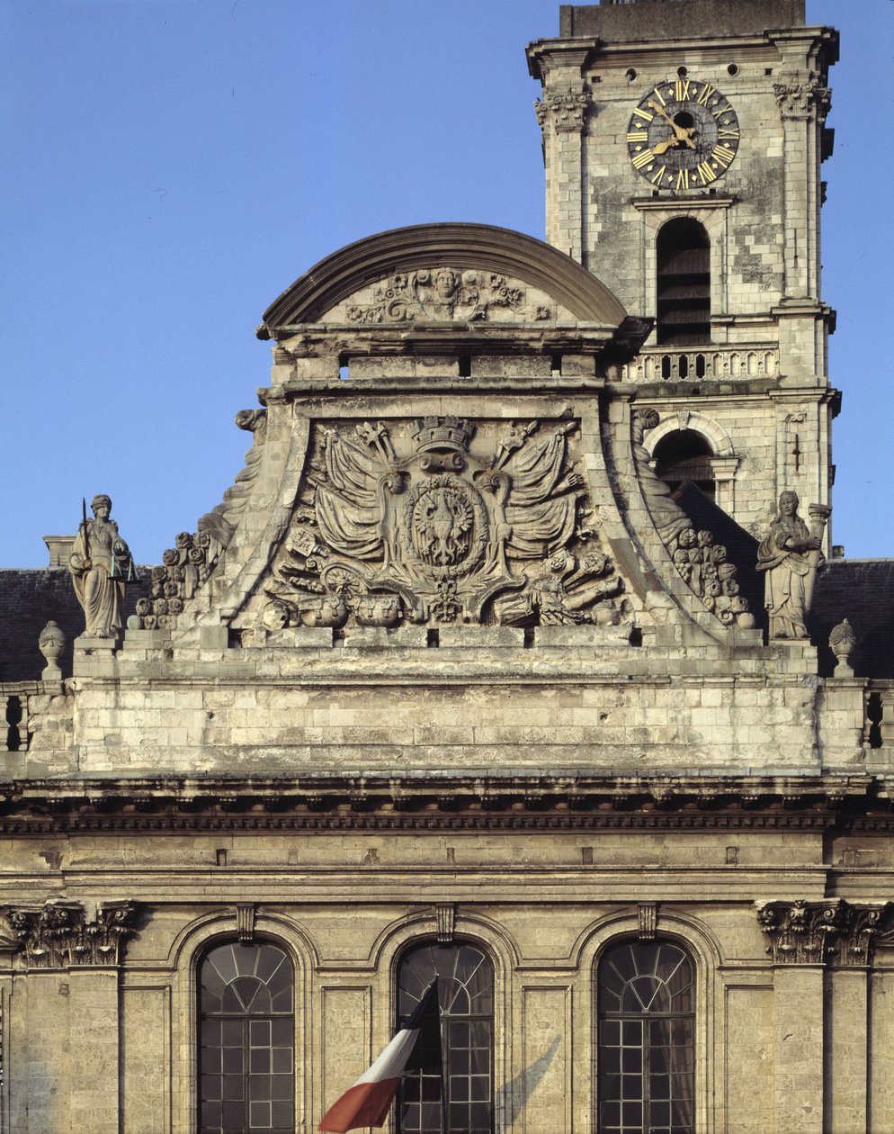 Barokke architectuur: gevel van het Stadhuis (1717 - 1721) door Heroguelle. Fronton met de wapens van de stad "Adelaarsbek en nagel" omgeven door twee standbeelden die Gerechtigheid en Kracht symboliseren. Aire-sur-la-Lys, Pas-de-Calais door French School