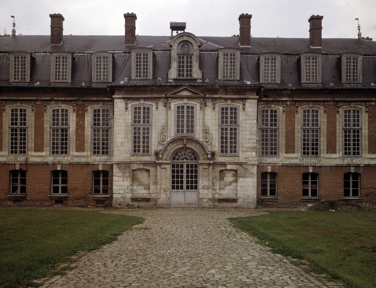Barokarchitectuur: gevel van het Hotel des Rams (17e eeuw), Abbeville, Somme (80) door French School