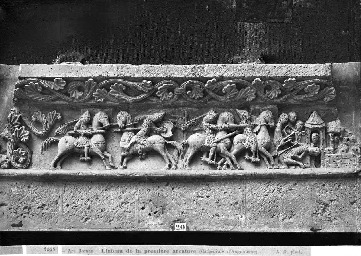 Kathedraal van St. Peter in Angouleme, timpaan detail op de westgevel met scènes geïnspireerd door La Chanson de Roland, origineel uit ca. 1125-35 (gipsafgietsel van steen) door French School