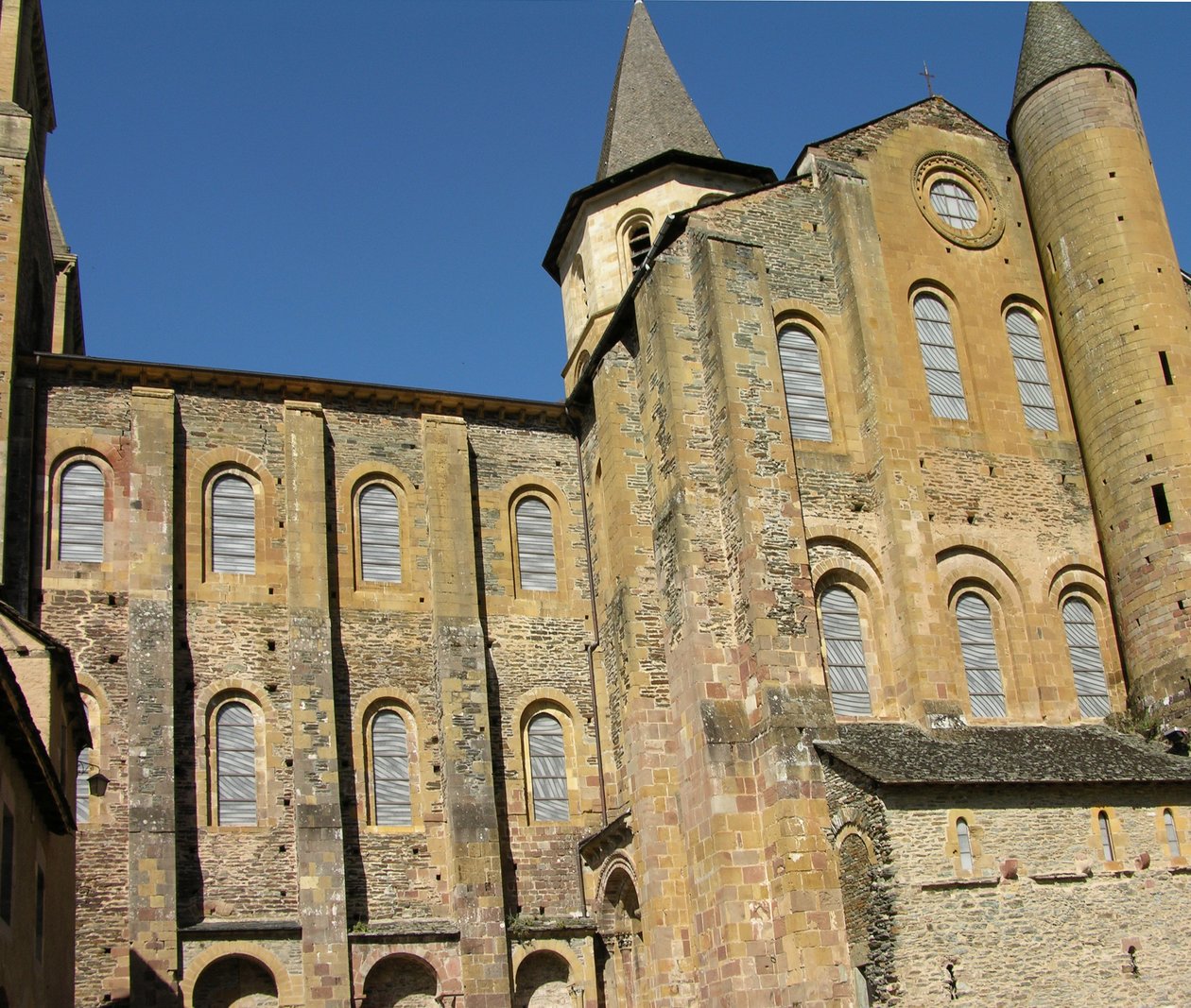 Kerk van St. Foy, begonnen c.1050 door abt Odolric door French School