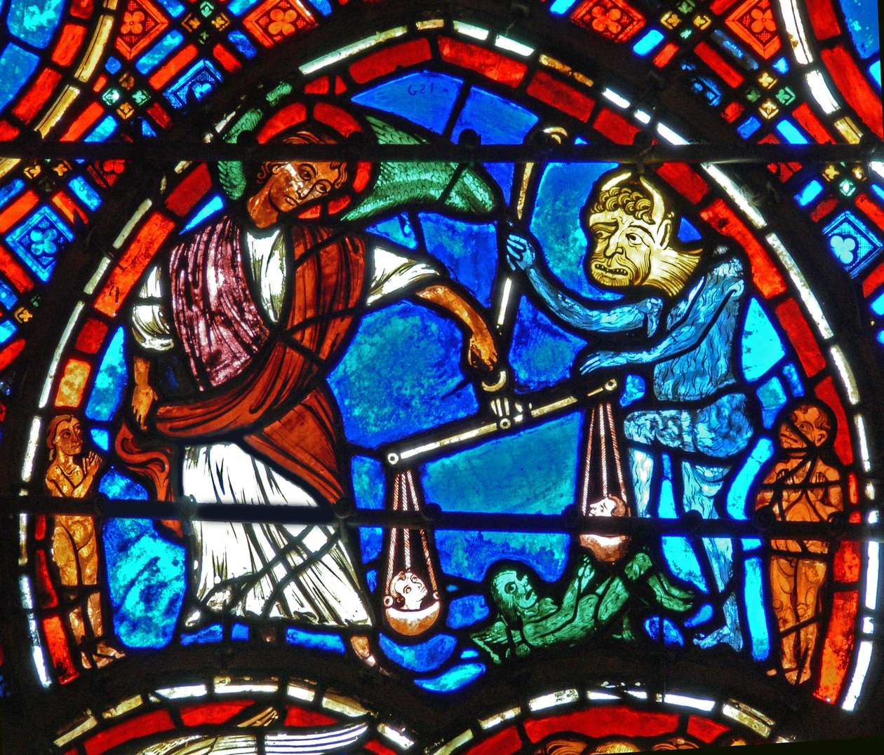 Raam met het Laatste Oordeel: St. Michael weegt zielen (detail) door French School