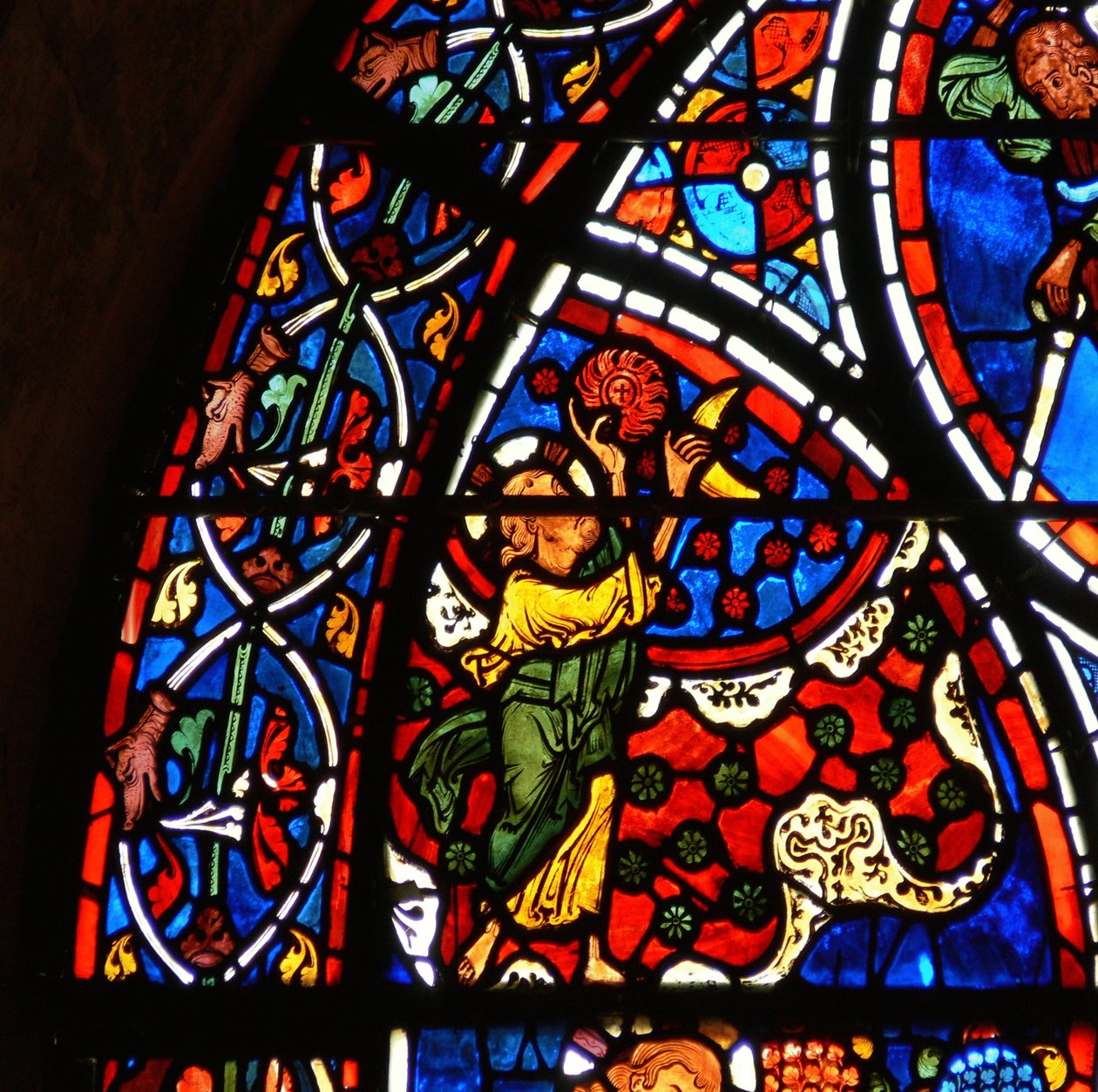 Detail (God creëert de zon, maan en sterren) uit een raam van de gelijkenis van de Barmhartige Samaritaan door French School