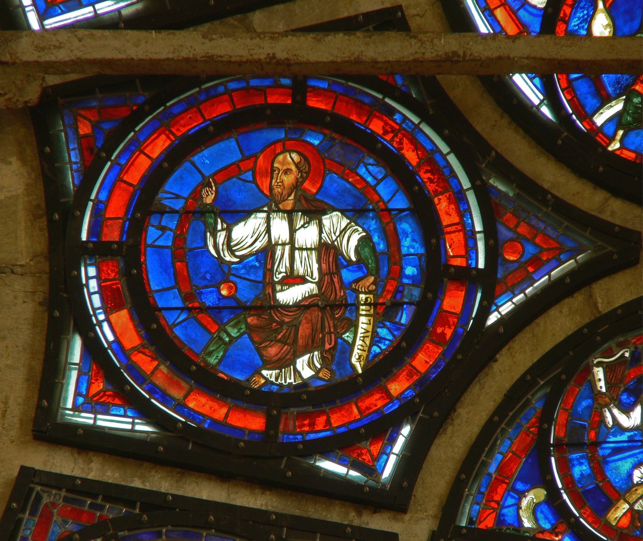 Detail (het oostelijke roosvenster): St. Paul door French School