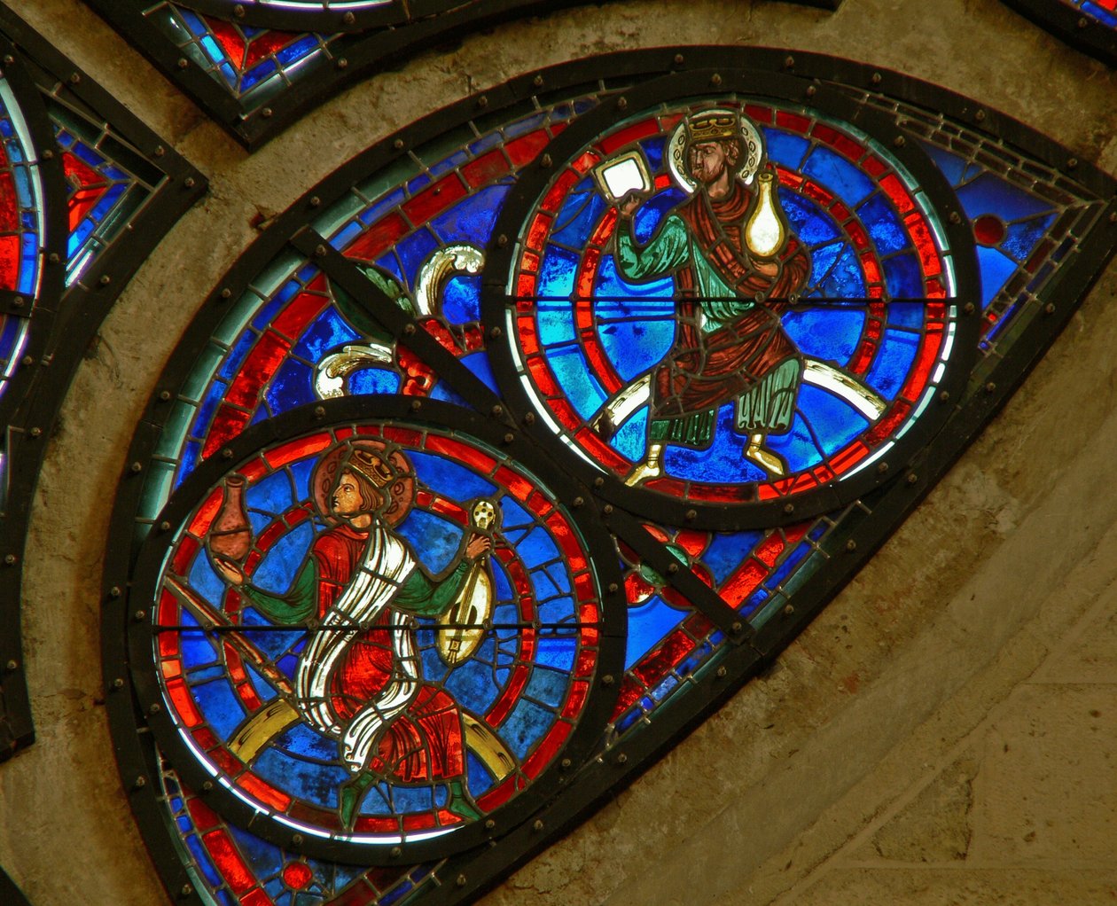 Detail (het oostelijke roosvenster) met twee ouderlingen van de Apocalyps door French School