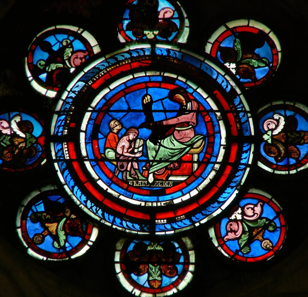Detail (het noordelijke roosvenster) met Grammatica van de Vrije Kunsten door French School