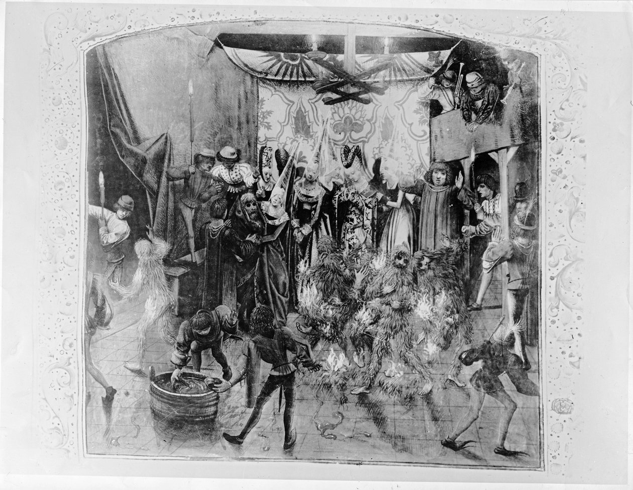 Fr 2646 f.176 Bal des Ardents, Karel VI (1380-1422) gered door de Hertogin van Berry nadat Lodewijk van Orléans de kostuums van de dansers in brand stak, uit Froissarts Kroniek, 1392 door French School
