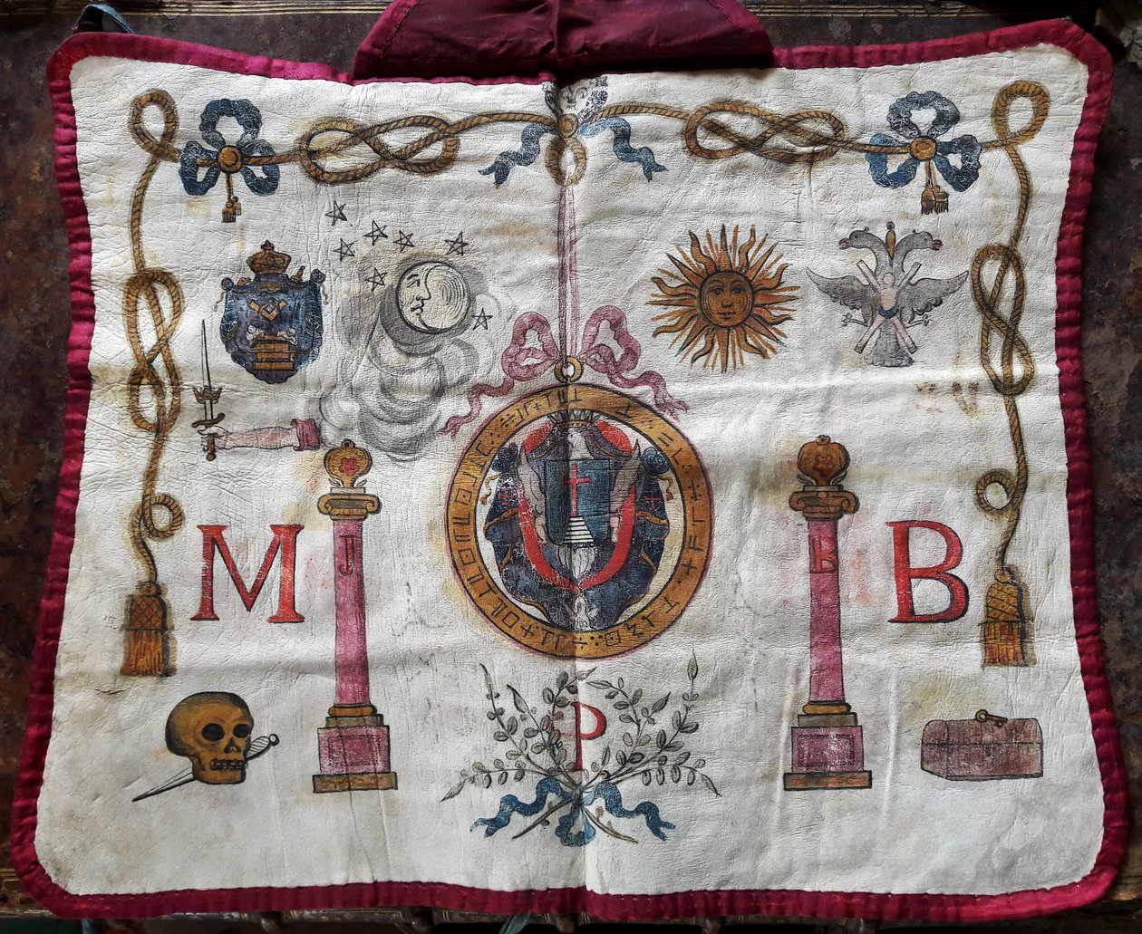 Vrijmetselarij: schort van leer van meester met symbolen en emblemen van vrijmetselaars door French School