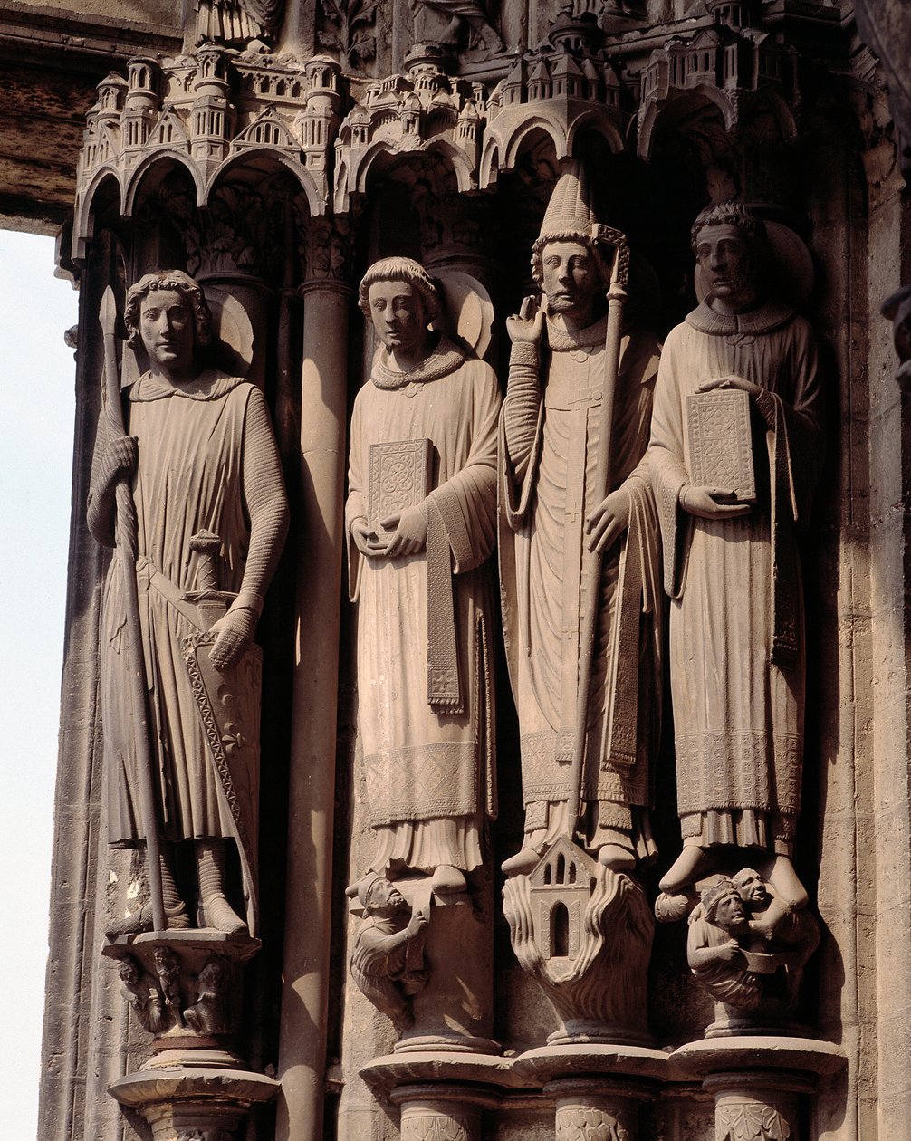 Gotische kunst: Figuren van martelaren, links Sint-Theodoor, een Romeinse soldaat - Baai van het zuidportaal van de Basiliek van Notre Dame de Chartres door French School