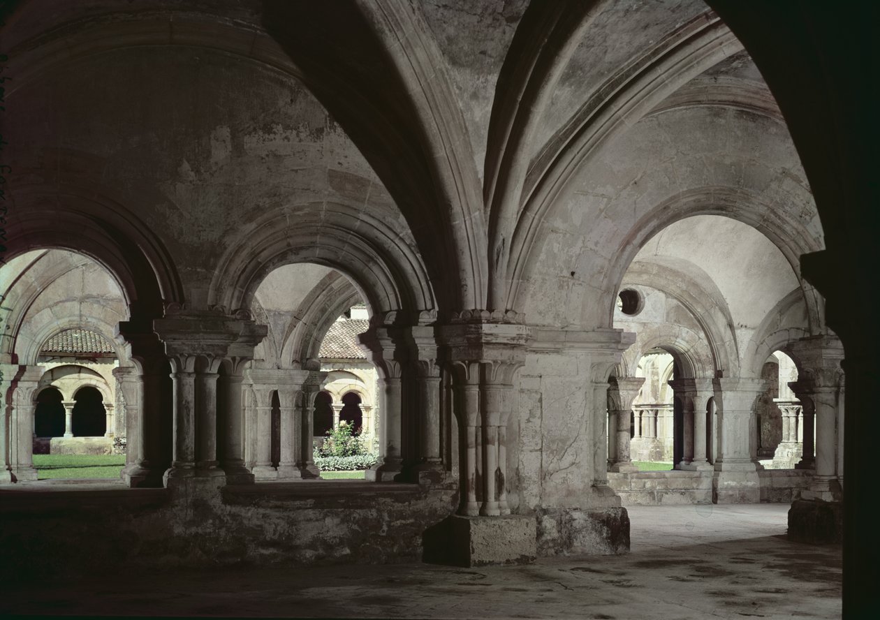 Interieur van het klooster vanuit de kapittelzaal door French School