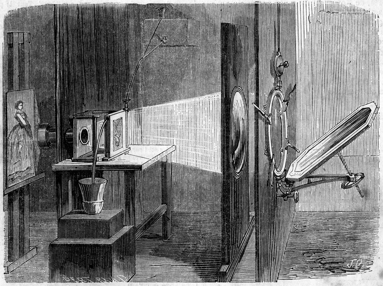 Lichtdeur toegepast op fotografie uitgevonden door Edouard Delessert (1828-1898). De spiegel weerkaatst de zonnestralen en stuurt ze terug naar een lens die ze bundelt in een straal om ze te laten samenkomen op een cliché waarvan het beeld, gereproduceerd  door French School
