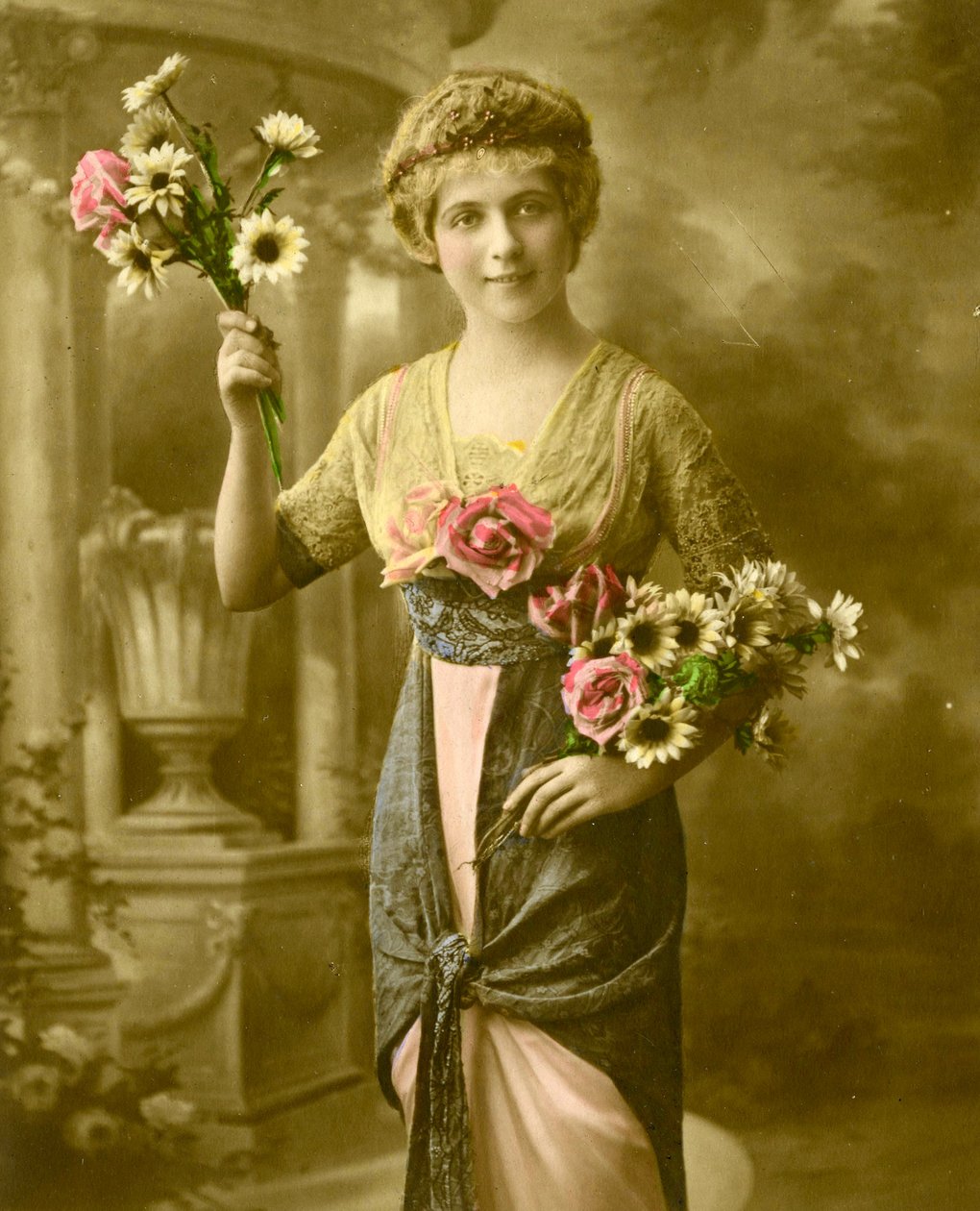 Portret van een vrouw met een bos bloemen ca. 1898 door French School
