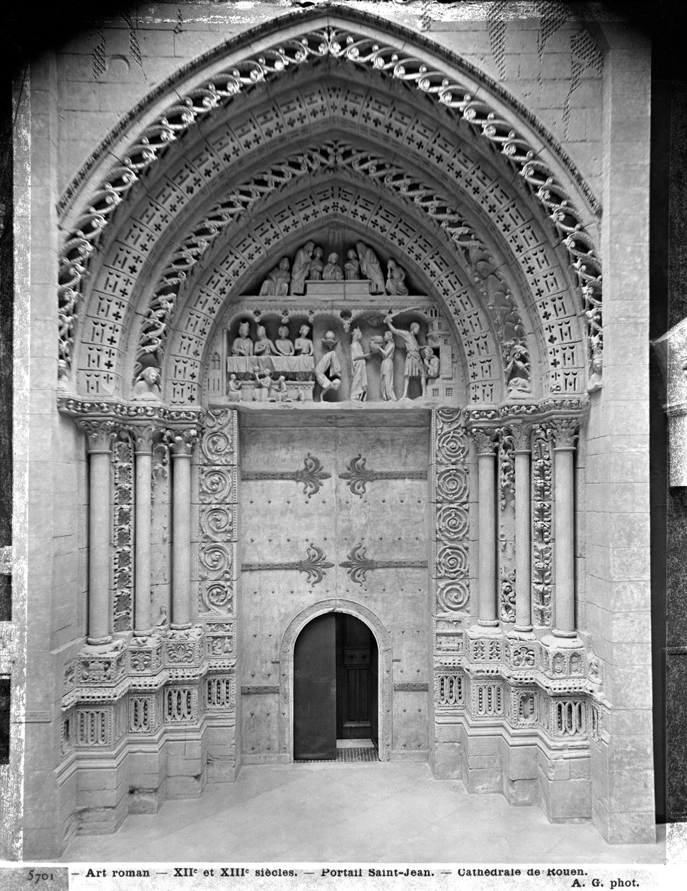Reproductie van het gevelportaal van St. Johannes de Doper bij de kathedraal van Rouen door French School