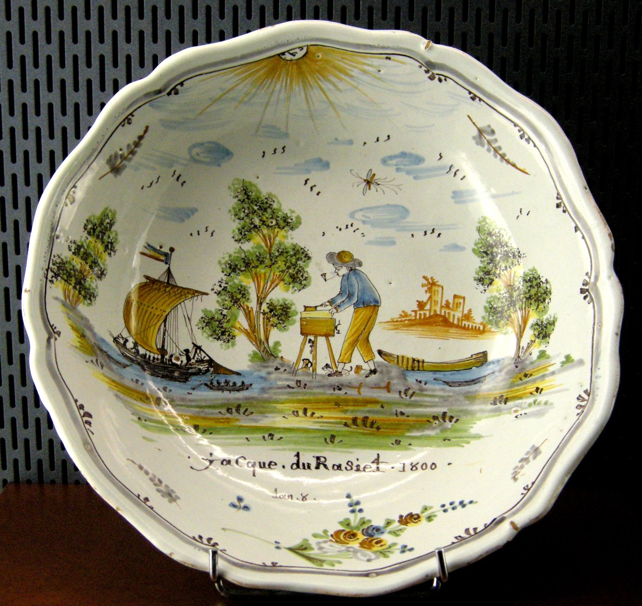 Saladeschaal met afbeelding van een ambachtsman en boten op de Loire, Nevers, 1800 (keramiek) door French School