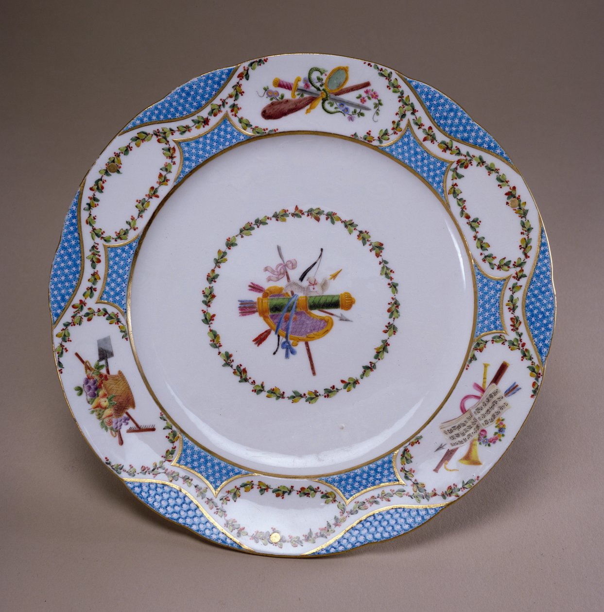 Sevres dessertbord, uit de Melbourne Service, 1770 (zacht-pasta porselein) door French School