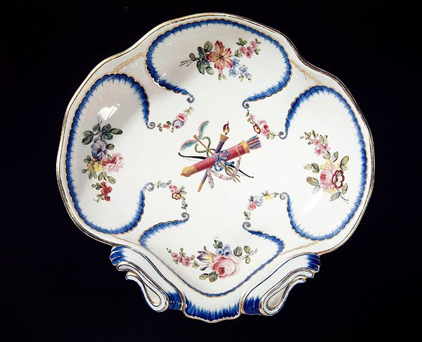 Sevres bord versierd met boog en pijlen, 1762 door French School