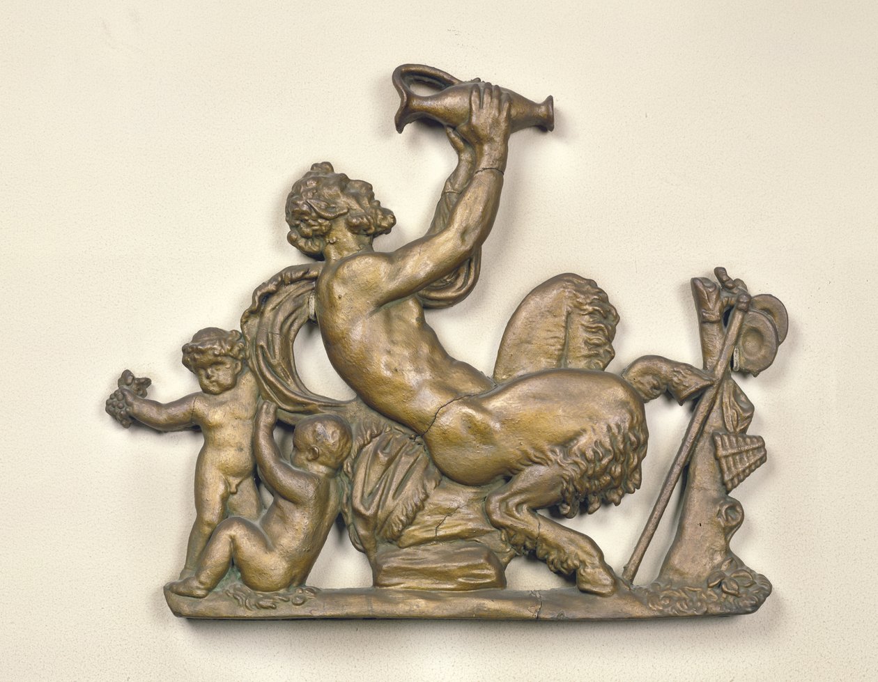 Bord van een wijnhandelaar met een faun die drinkt (hout) door French School