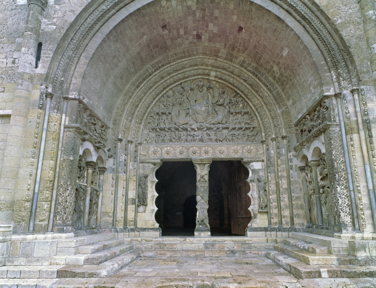 Zuidportaal, gebouwd ca. 1115 door French School