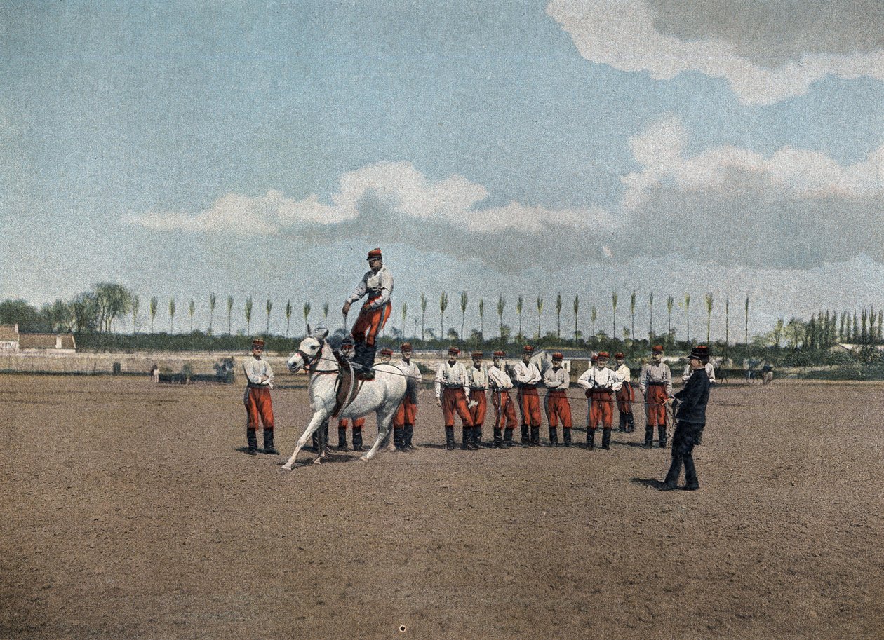 Speciale militaire school van Saint-Cyr (Saint Cyr), interne dienst: Acrobatiek. De ruiters van de sectie oefenen alle acrobatische oefeningen om ze zeer flexibel te maken totdat ze, met hun wapens, op een galopperend paardenpak springen. In 