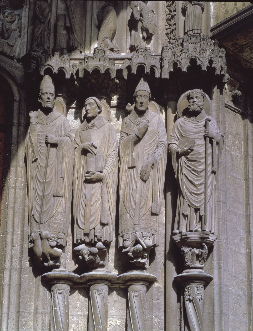 St. Martin, St. Jerome, St. Gregory en St. Avitus, jambfiguren van de Belijders van het oostportaal van de zuidelijke veranda, begin 13e eeuw door French School