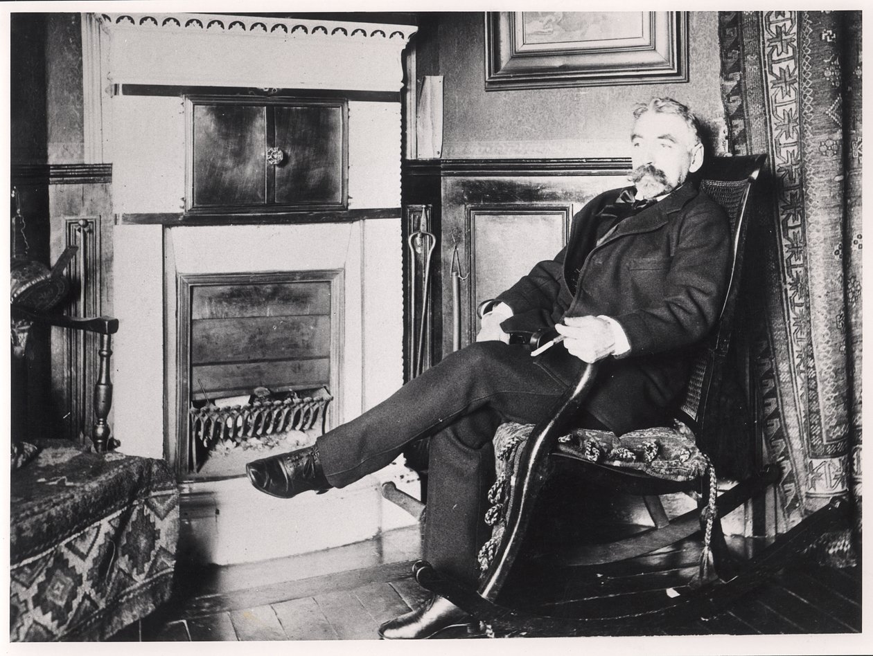 Stéphane Mallarmé (1842-98) zittend bij de open haard in zijn huis aan de Rue de Rome, Parijs door French School