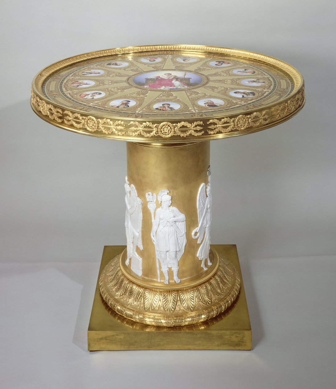 De Austerlitz-tafel, ingelegd met Sèvres-platen ter herdenking van Napoleons overwinning bij Austerlitz, 1808-10 (goud & porselein) door French School