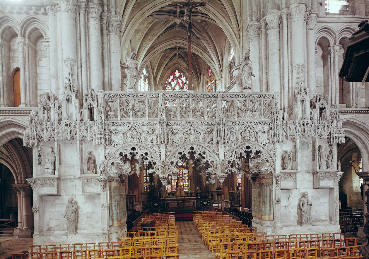 Het schip en interieur van de Eglise Sainte-Madeleine, met het scherm versierd in flamboyante gotische stijl door Jean Gailde tussen 1508-17 door French School